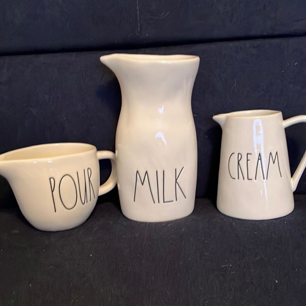 EUC. Rae Dunn milk and creamer set